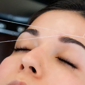 Perfilación de ceja con hilo